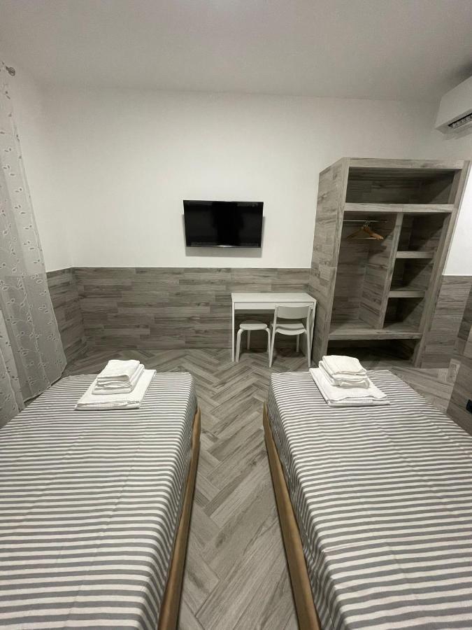 Holiday Rooms Rho Exteriör bild