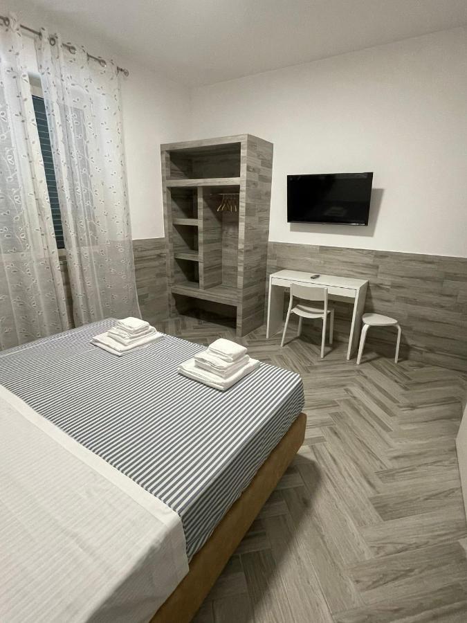 Holiday Rooms Rho Exteriör bild